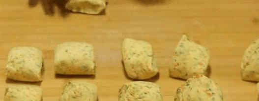 英亚官方网站_半碗玉米粉加1碗面粉 你能想到的最起码是不烤不烙 比面包好吃(图4)